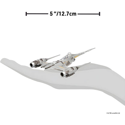 Nave N-1 Starfighter sobre a mão com indicação de 12,7 cm