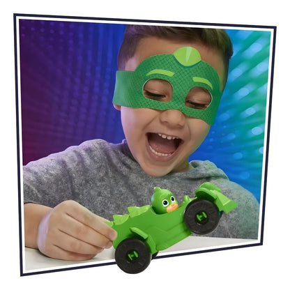 Menino com a máscara do Gekko a brincar com o veículo