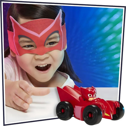 Menina com a máscara da Owlette a brincar com o veículo