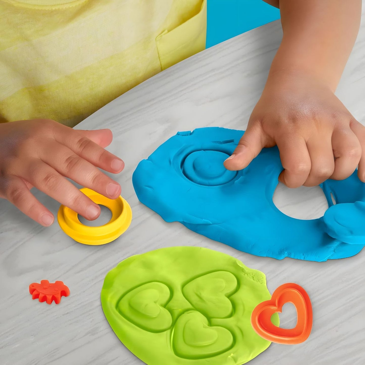 Detalhe do Play-Doh Dinossauro formas e cores para exploração sensorial