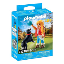 Playmobil Mulher com cão de montanha a brincar com bola no parque