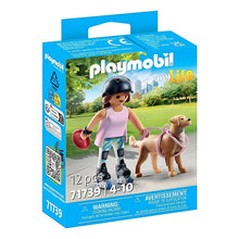 Playmobil Patinadora com Retriever com capacete, patins e disco a passear cão no parque