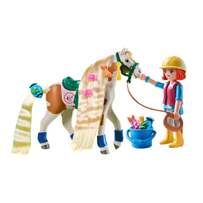 Playmobil 71639 Ellie com capacete a conduzir o cavalo de crina loira
