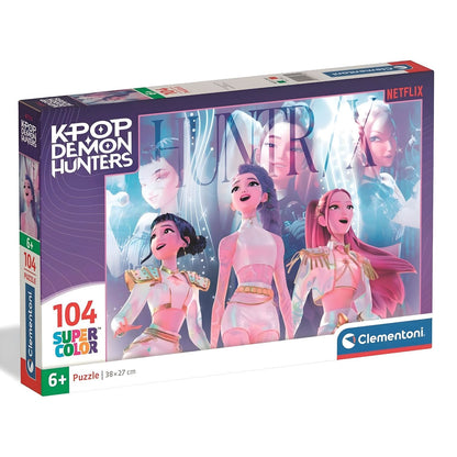 Puzzle K-Pop Demon Hunters com três personagens em palco de tons lilás e rosa