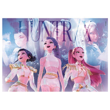 Puzzle K-Pop Demon Hunters com três personagens em palco de tons lilás e rosa