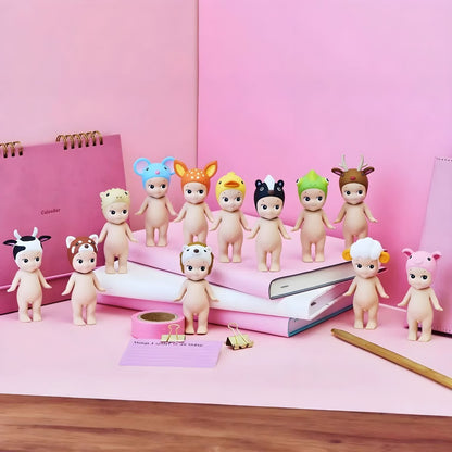 Figuras Sonny Angel Animais Série 2 dispostas sobre livros e uma mesa