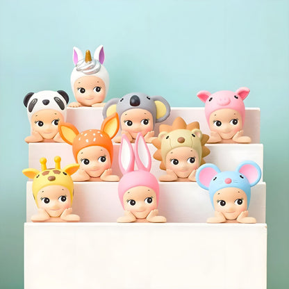 Sonny Angel Hippers Animais: figuras com chapéus de animais numa escada