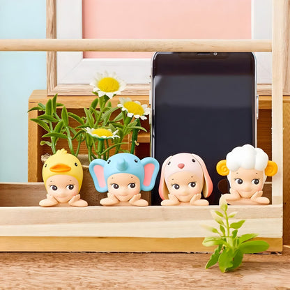 Sonny Angel Hippers Animais alinhadas numa prateleira com flores