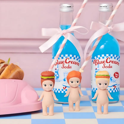 Figuras Sonny Angel série Snack junto a garrafas de refrigerante