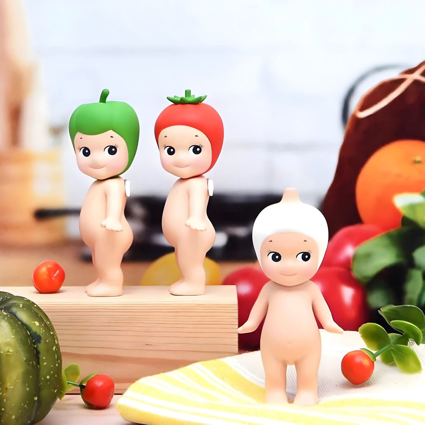 Mini figuras Sonny Angel série Vegetais com chapéus de legumes coloridos e expressão delicada