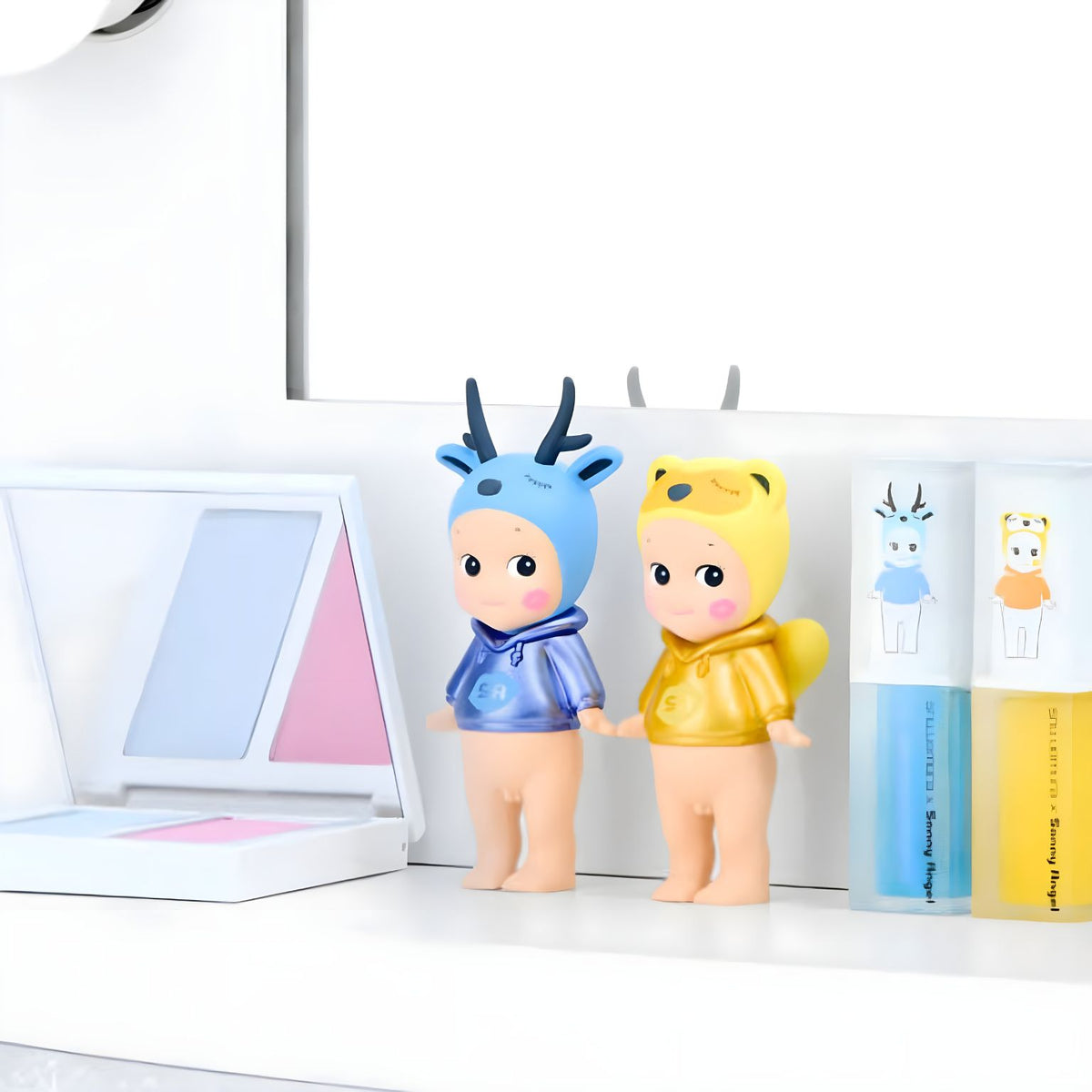 Apresentação da coleção Sonny Angel x shu uemura Makeup Angel Series sobre fundo claro