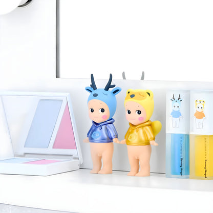 Apresentação da coleção Sonny Angel x shu uemura Makeup Angel Series sobre fundo claro