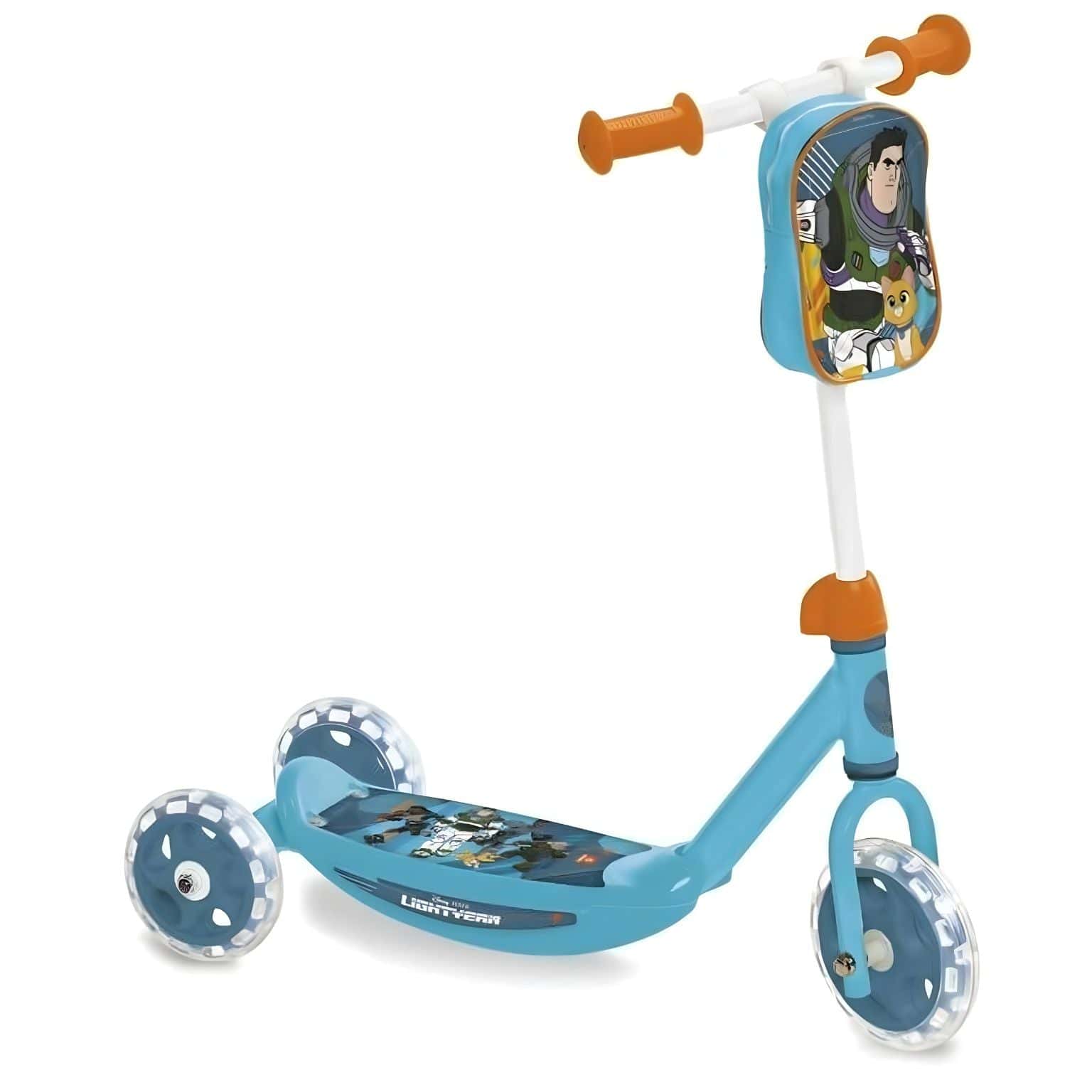 Criança a usar trotinete infantil Lightyear azul de três rodas com capacete