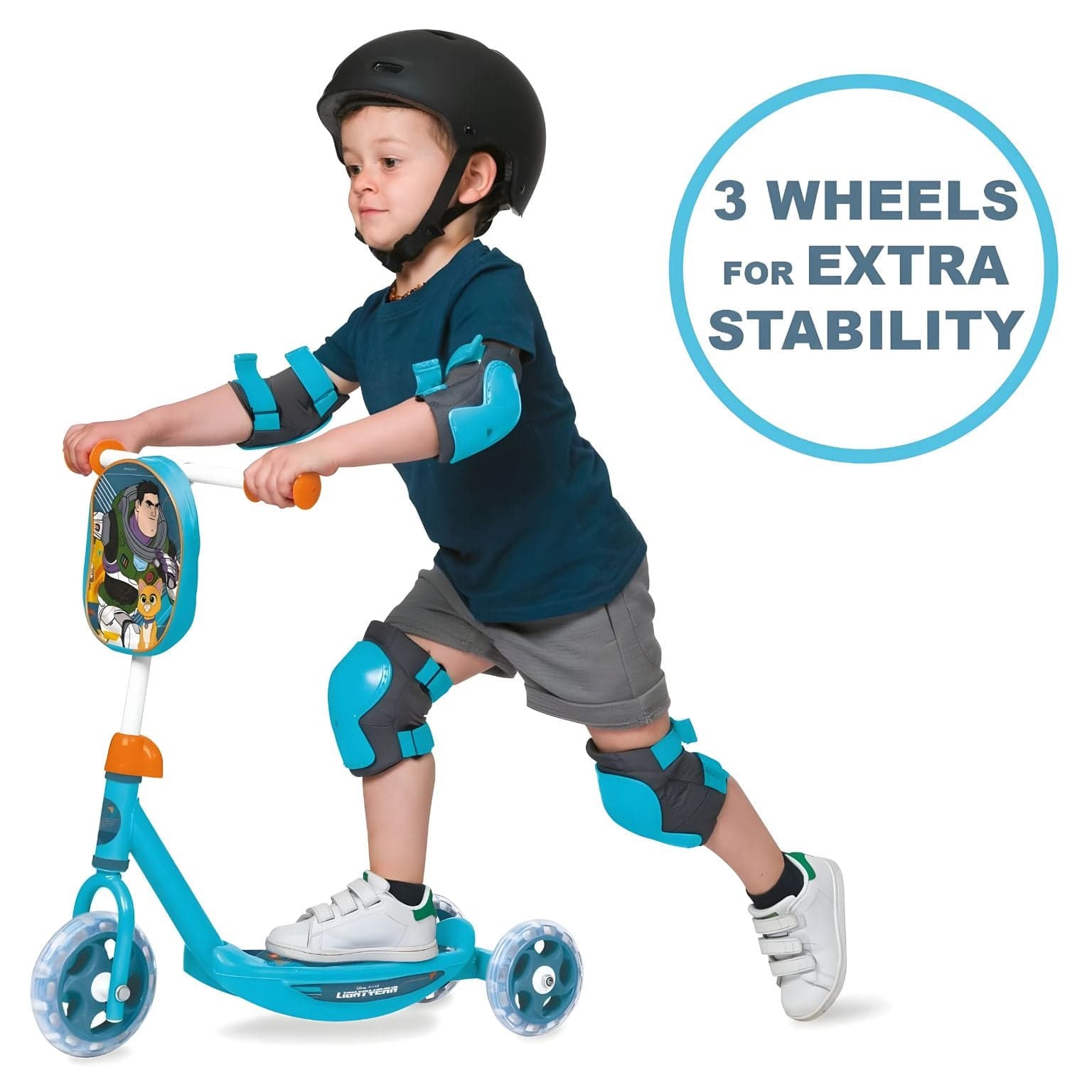 Criança a usar trotinete infantil Lightyear azul de três rodas com capacete