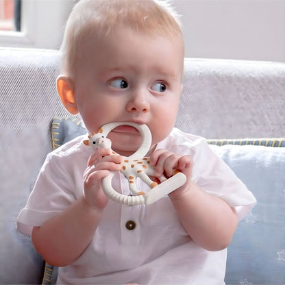 Bebé a morder o Anel de dentição So Pure Girafa Sofia