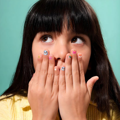 Menina com as unhas decoradas com Autocolantes para as unhas Animais amigos