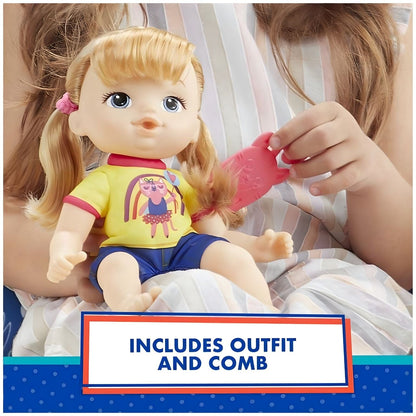 Mão a pentear a Baby Alive Littles Astrid