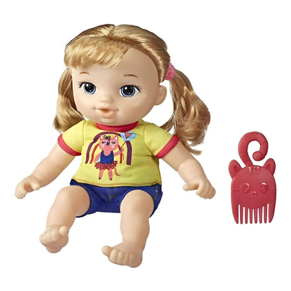 Baby Alive Littles Astrid com t-shirt amarela, calções azuis e pente