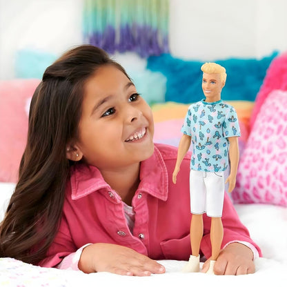 Menina deitada a sorrir ao lado do Boneco Ken com T-shirt de cactos