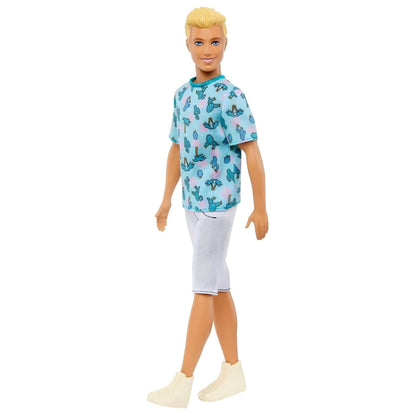 Boneco Ken com T-shirt de cactos visto de lado, a dar um passo