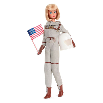 Barbie Miss Astronaut 1965 com bandeira dos Estados Unidos e capacete branco