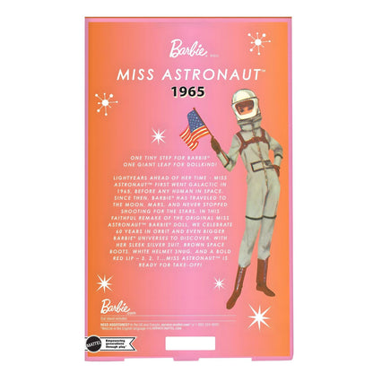 Parte de trás da caixa Barbie Signature Miss Astronaut 1965 em tons de laranja e rosa
