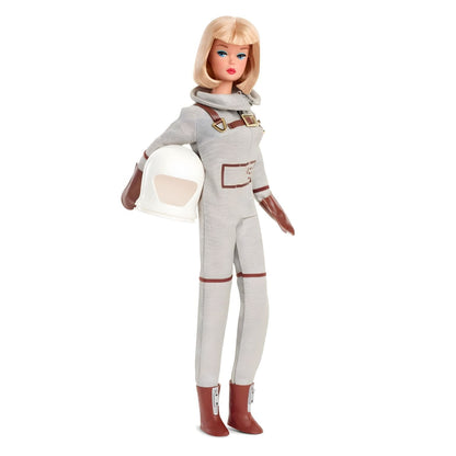 Boneca Barbie Miss Astronaut 1965 loira de fato espacial cinzento com capacete na mão