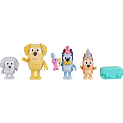 Cinco figuras do conjunto Bluey Passar a Encomenda com o pacote verde-água ao lado