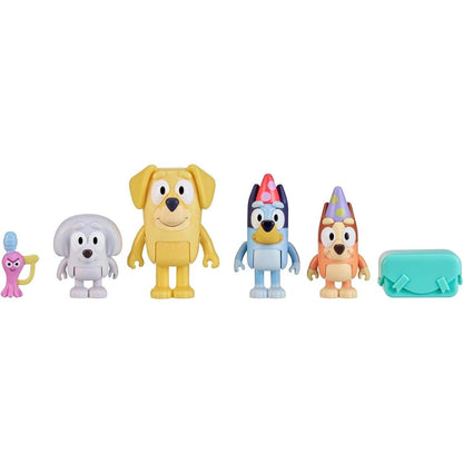 Figuras Bluey Passar a Encomenda alinhadas com embrulho verde-água e prenda rosa