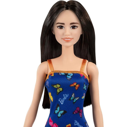 Rosto da Barbie Fashion de cabelo preto comprido em grande plano