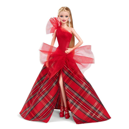 Barbie Holiday 2024 com vestido de xadrez vermelho, vista de frente