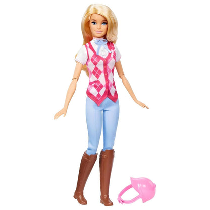 Barbie Mysteries de roupa de equitação com capacete rosa pousado ao lado