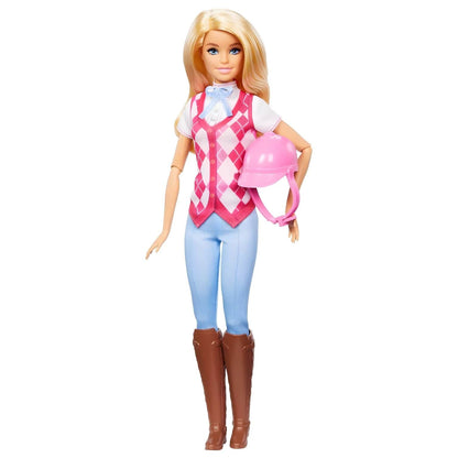 Barbie de colete rosa aos losangos, calças azuis e botas castanhas com capacete
