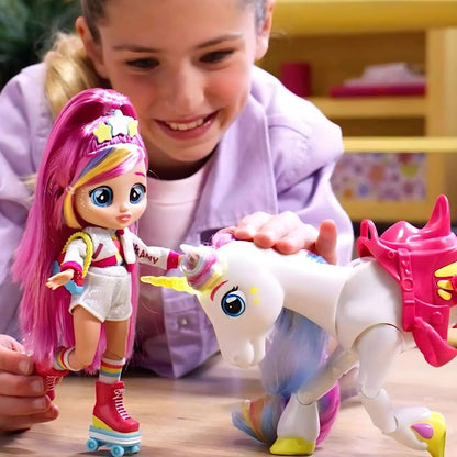 Menina a brincar com a boneca Dreamy e o unicórnio Rym numa mesa