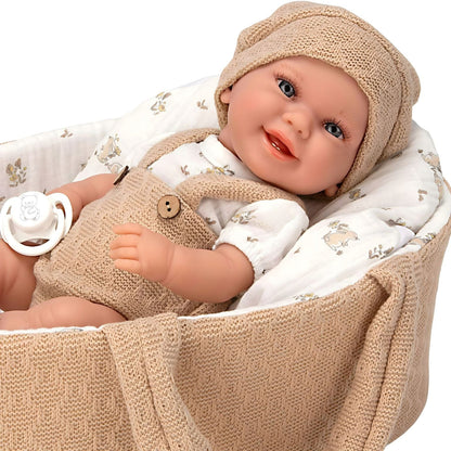 Pormenor da Boneca Creme sorridente com gorro de malha na alcofa