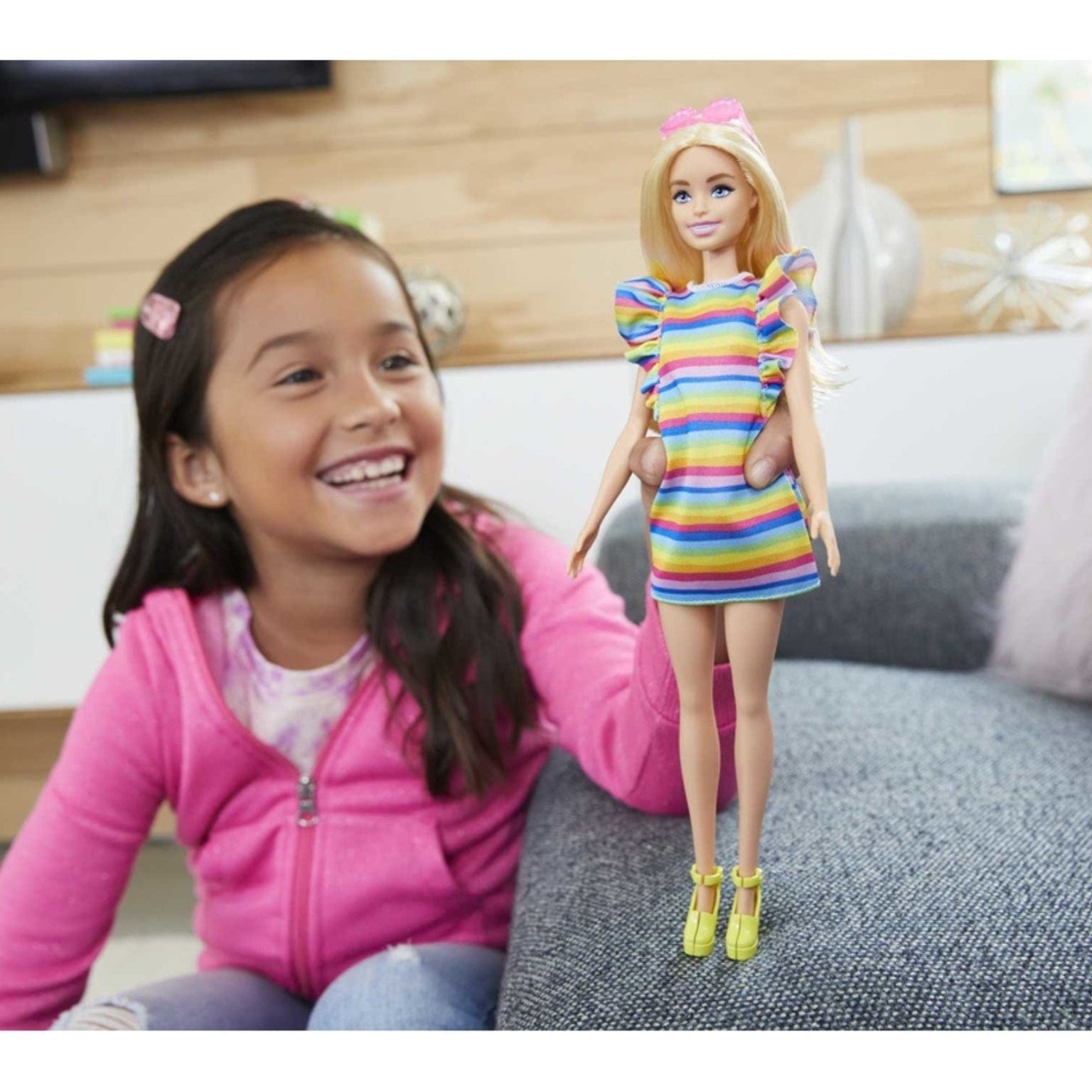 Apresentamos Boneca Barbie com vestido arco-íris com o SKU 851574824 recomendado para + 3 anos
