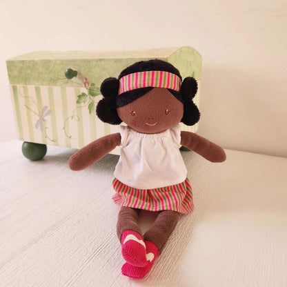 Boneca de Pano Amy 33 cm sentada junto a uma caixa de madeira pintada