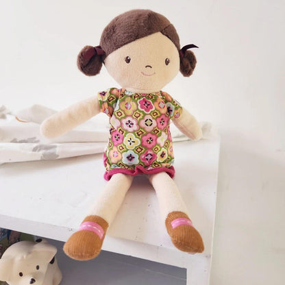 Boneca de Pano Ivy 33 cm sentada numa prateleira branca