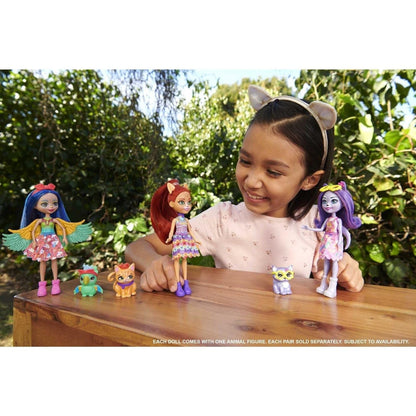 Menina com orelhas de gato a brincar com bonecas Enchantimals ao ar livre