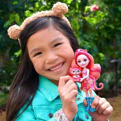 Menina sorridente com a boneca Enchantimals Texie Tiger e Sabre