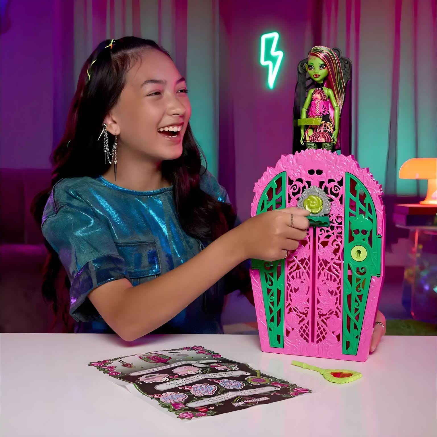 Apresentamos Monster High - Venus McFlytrap com armário Skulltime Secrets com o SKU 775540525 recomendado para + 4 anos