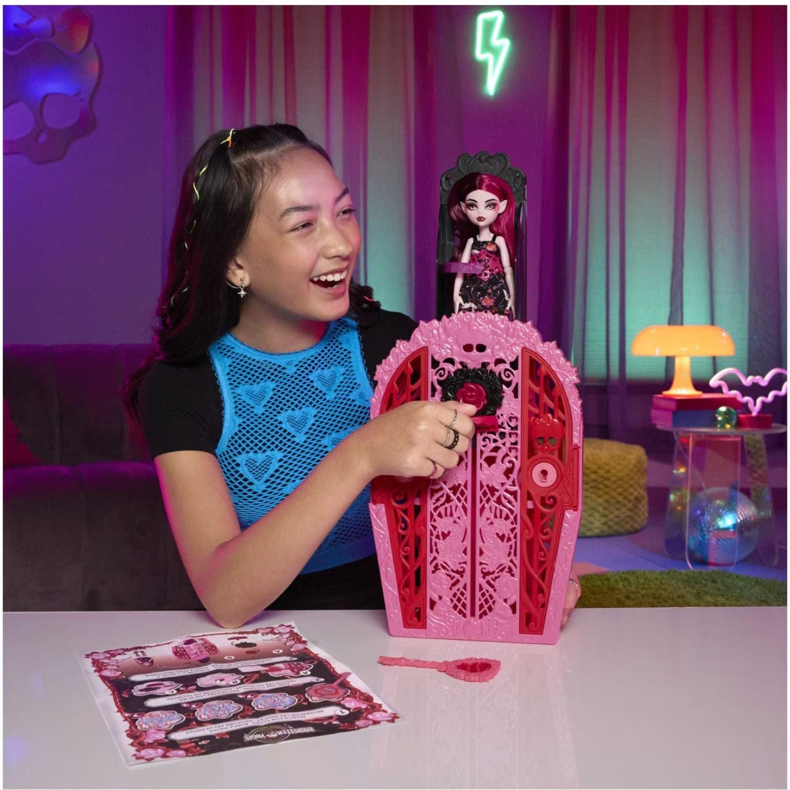 Apresentamos Monster High - Draculaura  com armário Skulltime Secrets com o SKU 775544325 recomendado para + 4 anos