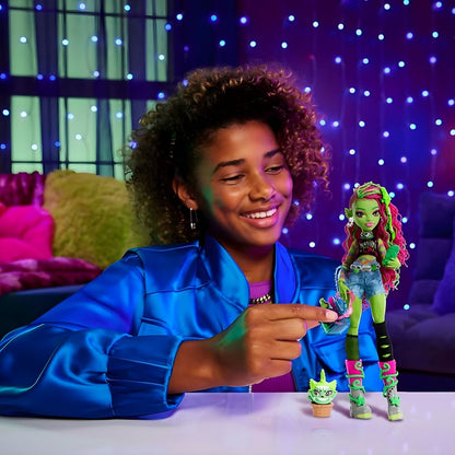 Menina sorridente a brincar com a boneca Venus McFlytrap