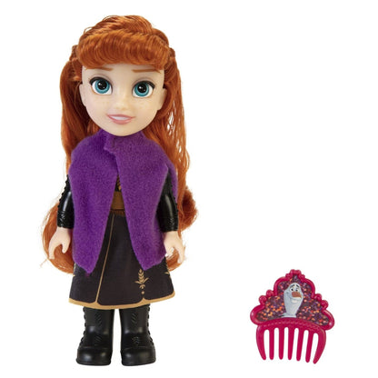 Boneca Anna de Frozen vista de frente com capa roxa e pente ao lado