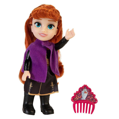 Boneca Anna com capa roxa e vestido preto, com pente cor-de-rosa