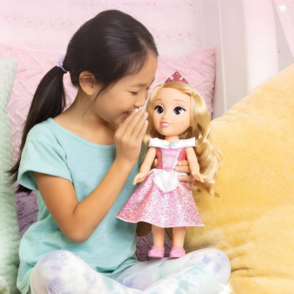 Menina a segredar à boneca Princesa Disney Aurora