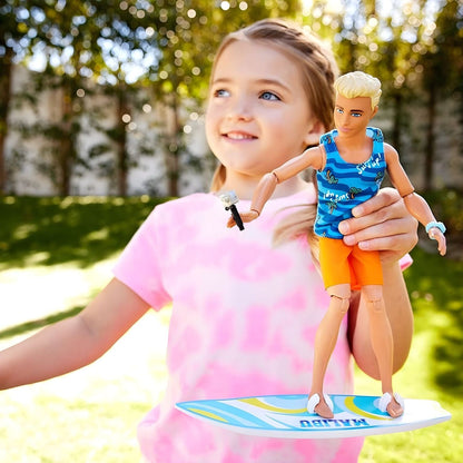 Menina ao ar livre a brincar com o boneco Ken e a prancha
