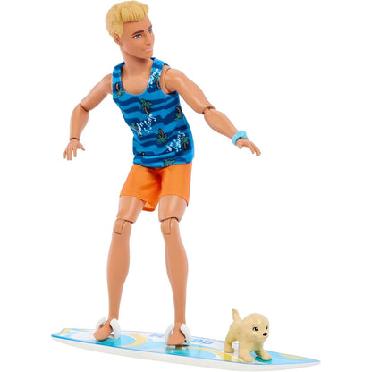 Boneco Ken a surfar em cima da prancha com o cachorro
