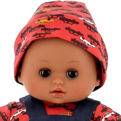 Pormenor do rosto do Boneco César com gorro de carrinhos