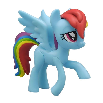 Figura My Little Pony Rainbow Dash em grande plano, com asas abertas